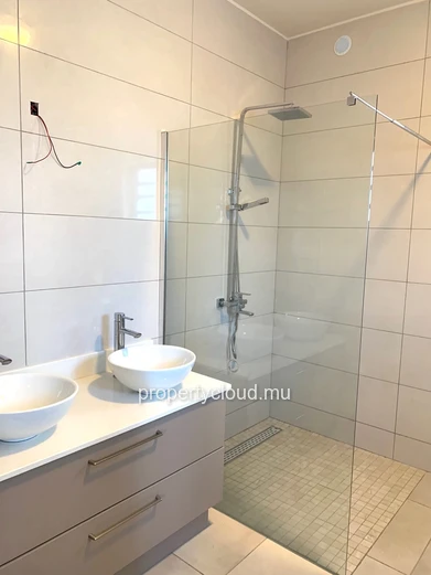 Albion à louer Belle est récente villa de plain-pied, trois chambres avec piscine située dans un quartier calme.