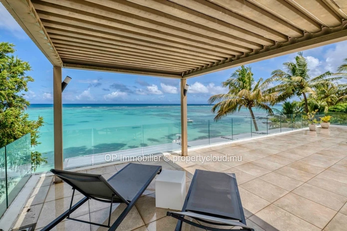 Penthouse à vendre à Péreybère, Grand Baie, 94m², 2 chambres, piscine commune, vue mer, meublé, climatisé. Rs 42M.
