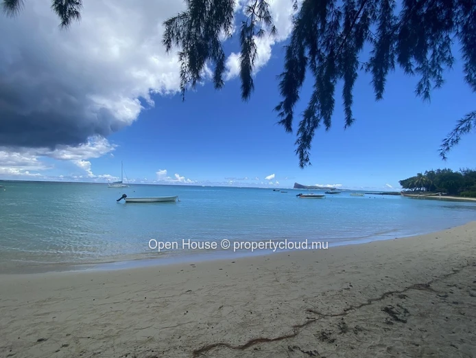 Residential land for sale in Bain Boeuf, Pereybere. 1,302m², seafront, sea view, close to amenities. Rs.