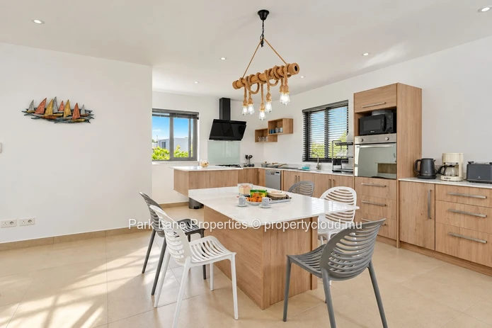 Villa contemporaine avec piscine et charme tropical