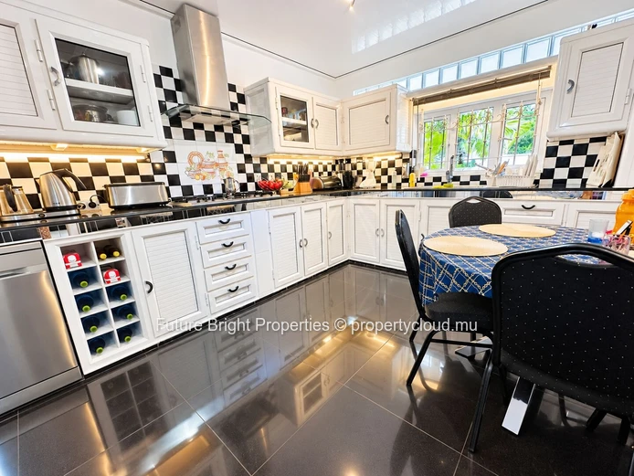 Maison de 320 m² à vendre à Flic en Flac avec piscine privée