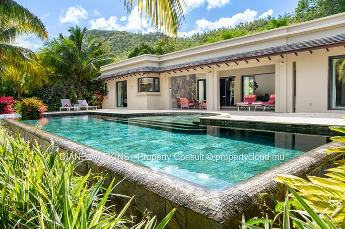Élégante villa IRS de 4 chambres entourée de luxuriants jardins tropicaux à vendre à Rivière Noire
