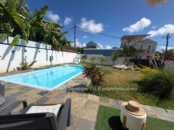 Maison meublée 3 chambres avec piscine à louer à Calodyne