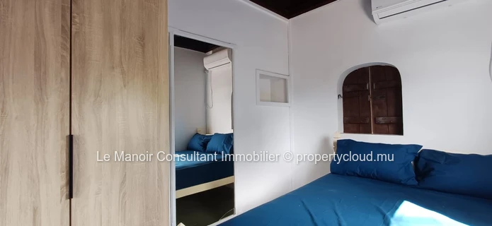 Ideal house for remote work with office, private pool, close to beach, shops and public transport.