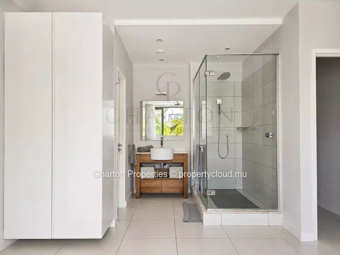 Appartement contemporain de 3 chambres avec vue sur la rivière et le lagon