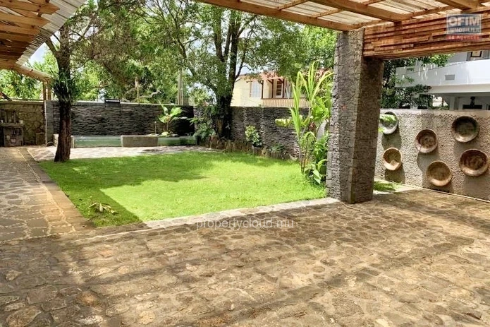 Curepipe for sale charming villa completely renovated with three bedrooms and an office,living space of 230M2 on a pl...