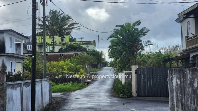 Discover this plot of land in Mont Ida 363.5 m² close to bus stop and shops perfect for your future project.