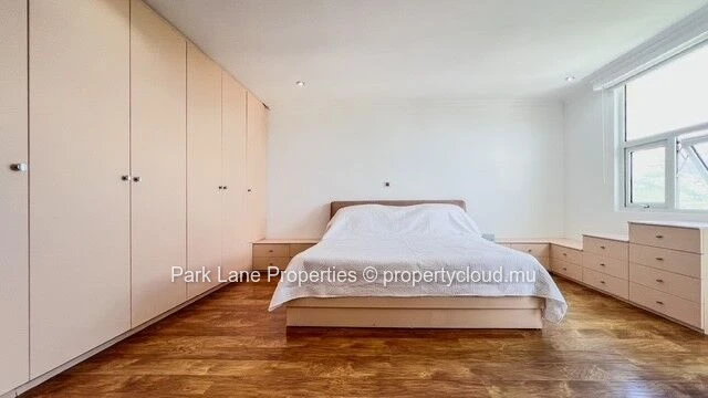 Superbe appartement moderne de 330 m² avec vue imprenable sur la montagne et la mer