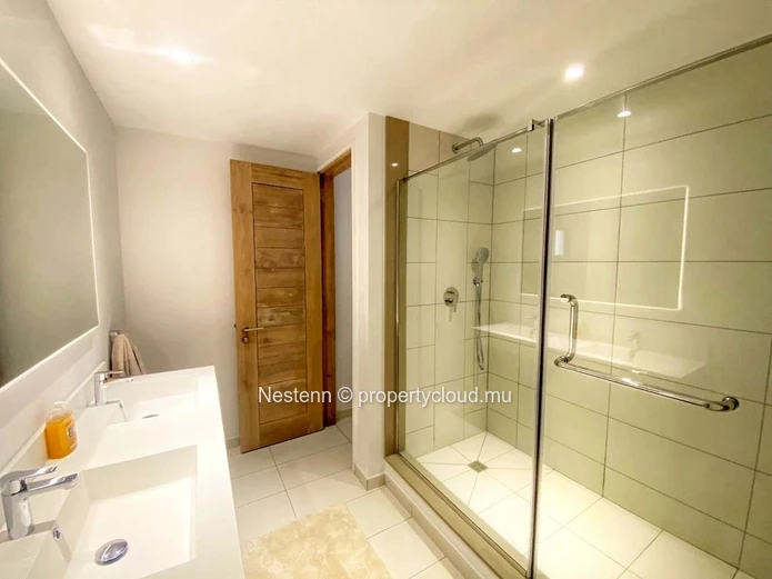 Appartement neuf et moderne de 3 chambres en résidence sécurisée.