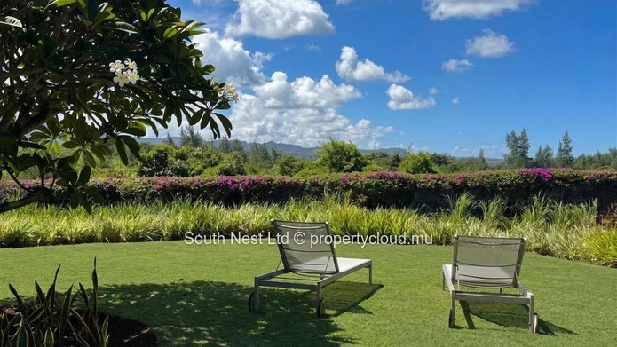 Sea-view villa with beach access