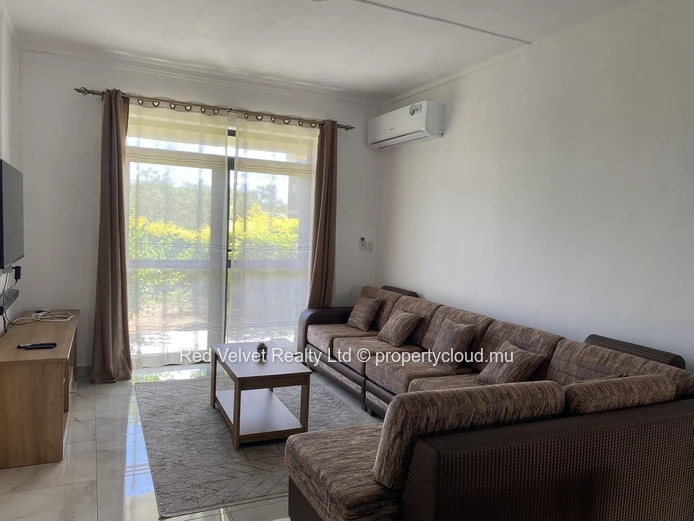 Appartement de 2 chambres au rez-de-chaussée à louer – Flic en Flac | Jardin | Rs 43,000