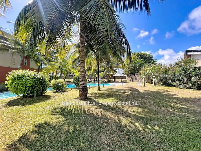 Modern 3-Bedroom Duplex – Direct Access to Shared Pool – Bain Boeuf – 1-Minute Walk to the Beach