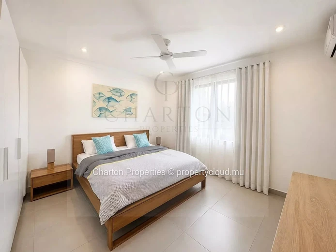 Two-bedroom apartment with shared pool near Peyrebère beaches