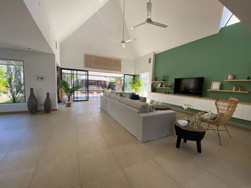 5 Bedroom Villa