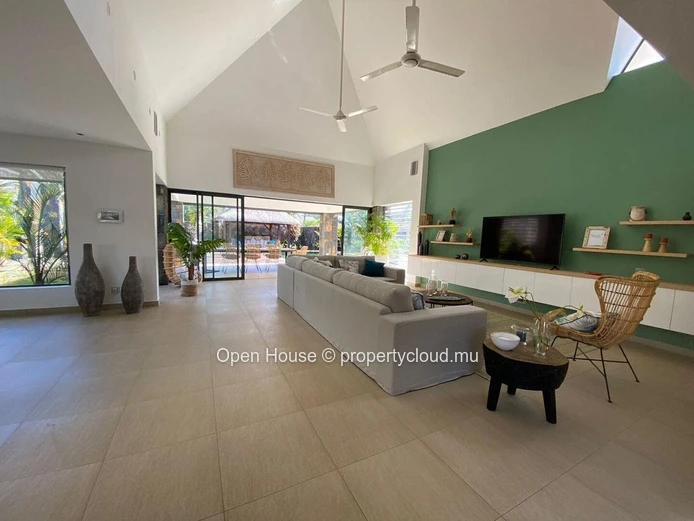 Villa d'architecte de 400m2, terrain de 1210m2, 5 chambres en suite dont master, mezzanine, piscine, magnifique jardi...