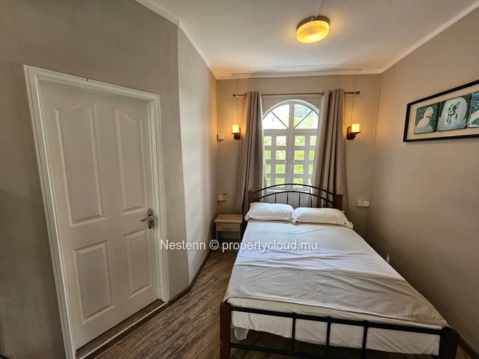 Freshly renovated 1-bedroom studio within walking distance of the beach