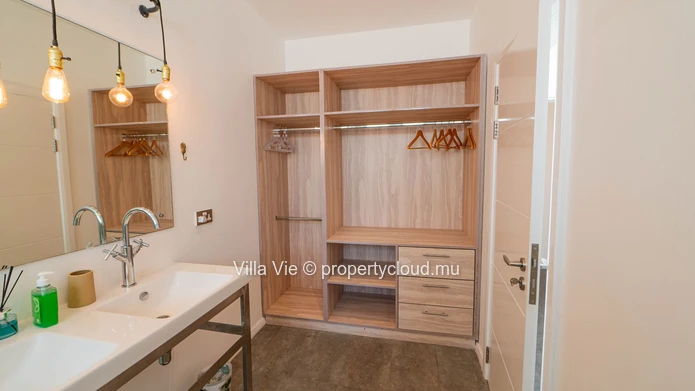 Pereybere – Exceptional penthouse with sea view and direct beach access