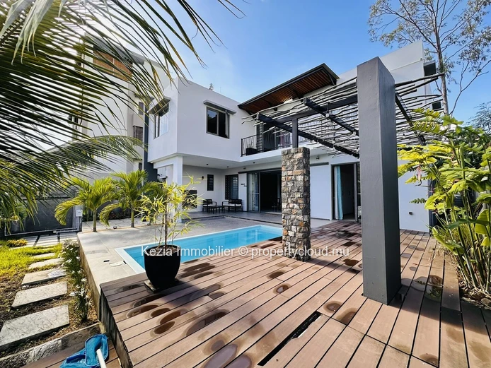 Contemporary Villa With Swimming Pool And Refined Decor