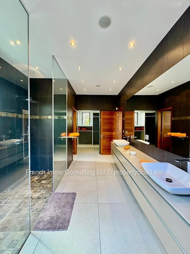 Villa d'exception, 495 M2 habitable, 1040 M2 de jardin tropical a Pereybere 
