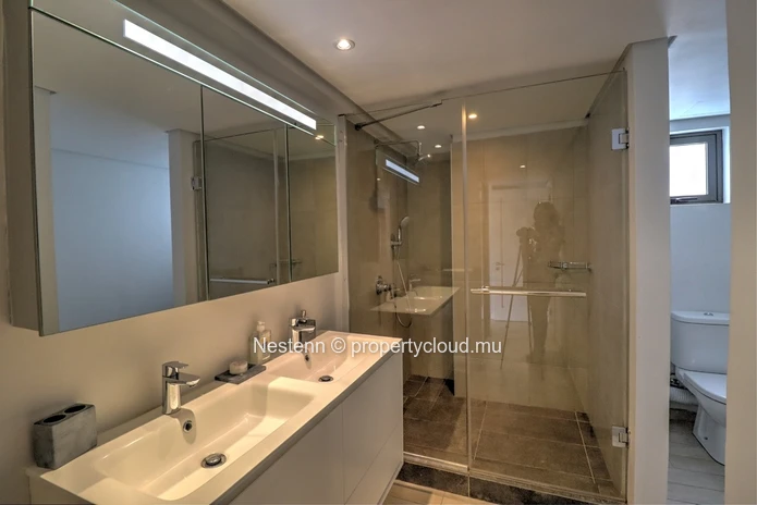 4-bed penthouse with sea view in a sought-after region. 