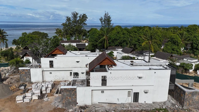 Penthouse exclusif avec piscine et vue sur mer, à vendre sur la côte ouest de l'île Maurice.