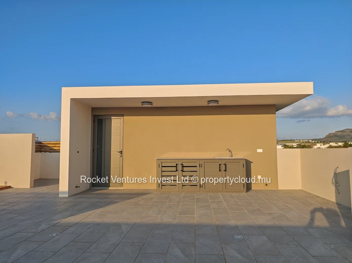 3-Bedroom Penthouse with Rooftop Jacuzzi and Sea View in Flic en Flac, West