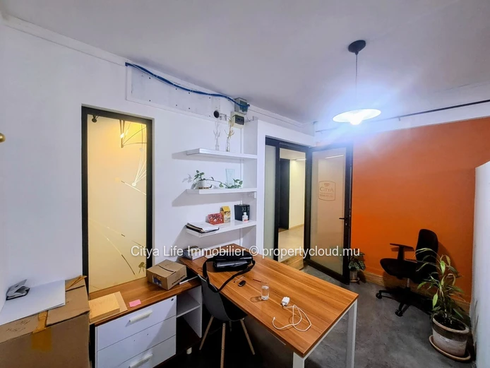 Bureaux à louer à Ebène, 40m² avec emplacement stratégique