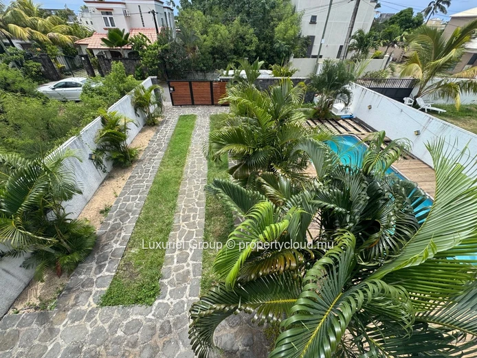 Superbe villa familiale avec piscine et jardin au cœur de Péreybère