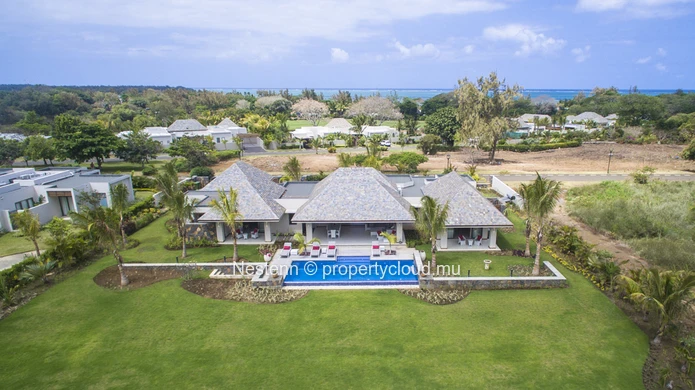 Modern villa of 4 bedrooms in a secure residence