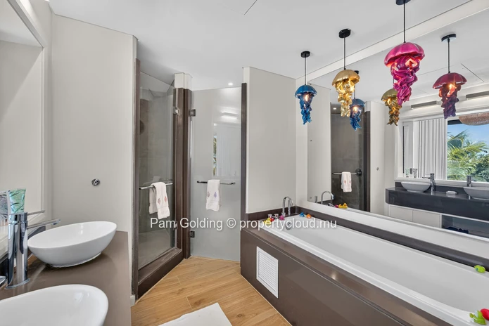 Maison de ville de 4 chambres avec piscine privée à vendre à Azuri Ocean & Golf Village, Île Maurice (Mandat exclusif)