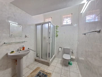 6 Bedroom House