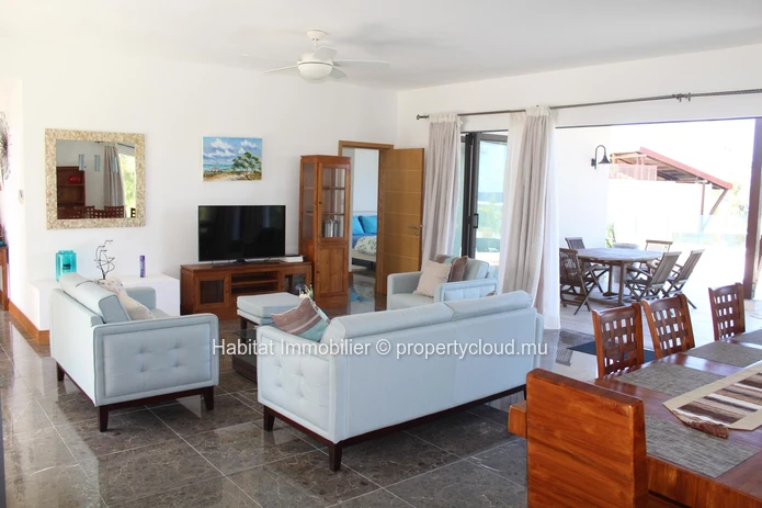 A louer - Magnifique penthouse pieds dans l'eau meublé et équipé de 150 m² situé à Belle Mare 
