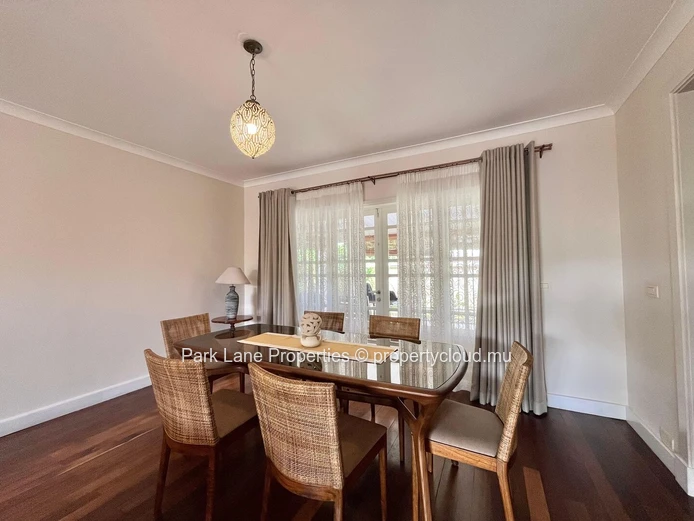 Maison familiale spacieuse de 4 chambres à Quatre Bornes