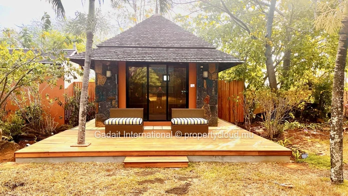 Villa de luxe rénovée à Tamarina – Près d'un hectare de jardin tropical et piscine privée