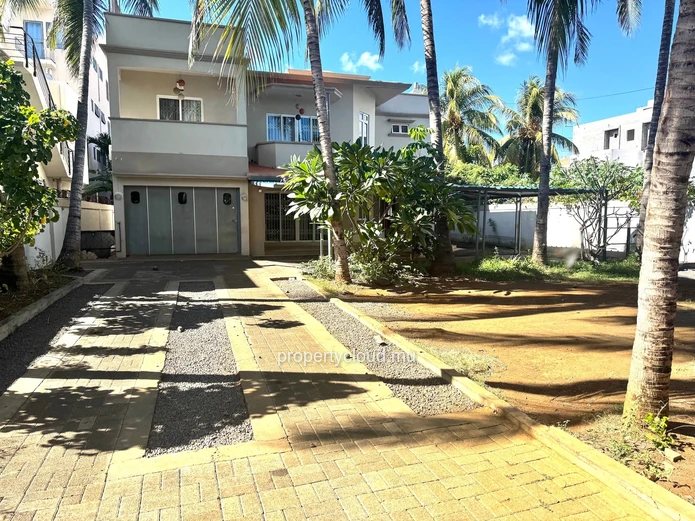For Rent in Flic en Flac, Mauritius – Spacious 5-Bedroom Villa with Garage, Close to the Beach