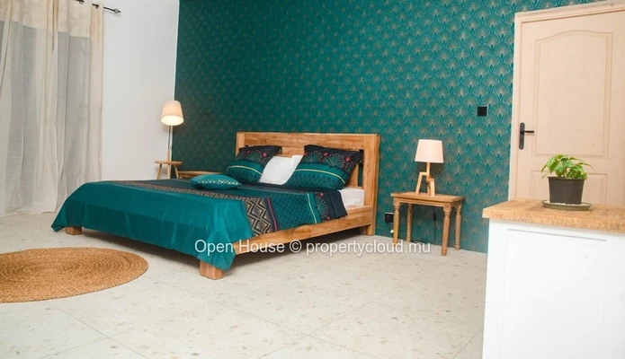 À vendre à Saint Antoine, superbe villa meublée. Elle offre 4 chambres, une piscine privée et un garage double. Idéal...
