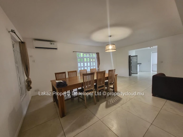 Spacious 5-Bedroom Villa with Swimming Pool – Pereybère
