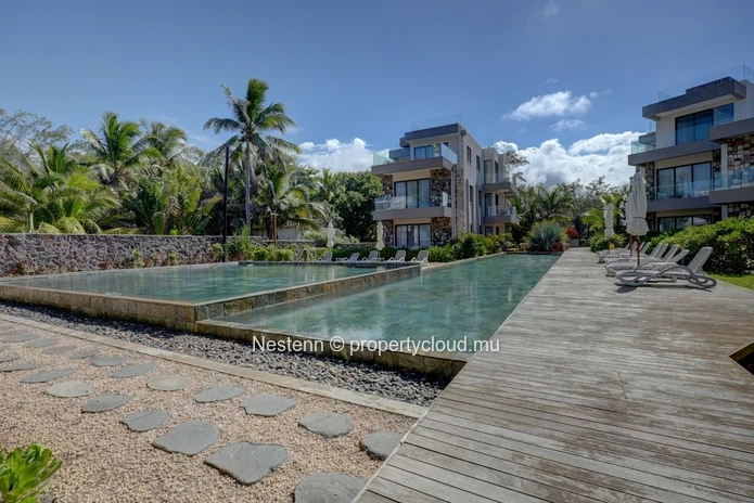 Penthouse contemporain de 3 chambres avec vue sur mer et rooftop privé.
