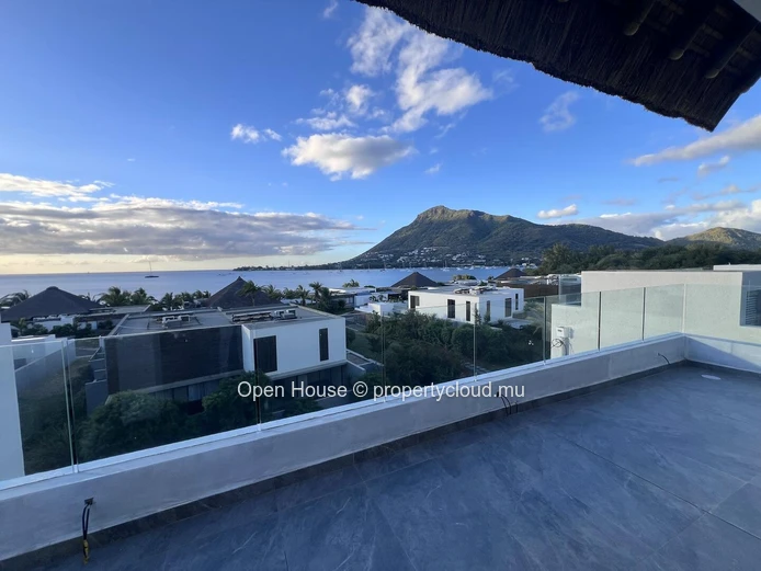 Seafront penthouse in Rivière Noire, 280m², 3 bedrooms, private pool, panoramic sea view.