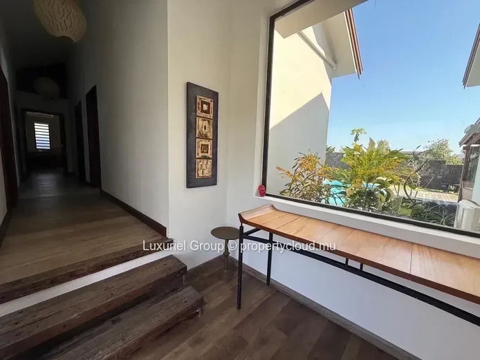 Elegant Contemporary 3-Bedroom Villa With Private Pool In Royal Park