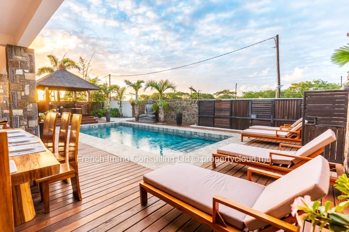 Superbe villa style chalet, 4 chambres en suites, piscine et jardin a grand baie chemin 20 pieds