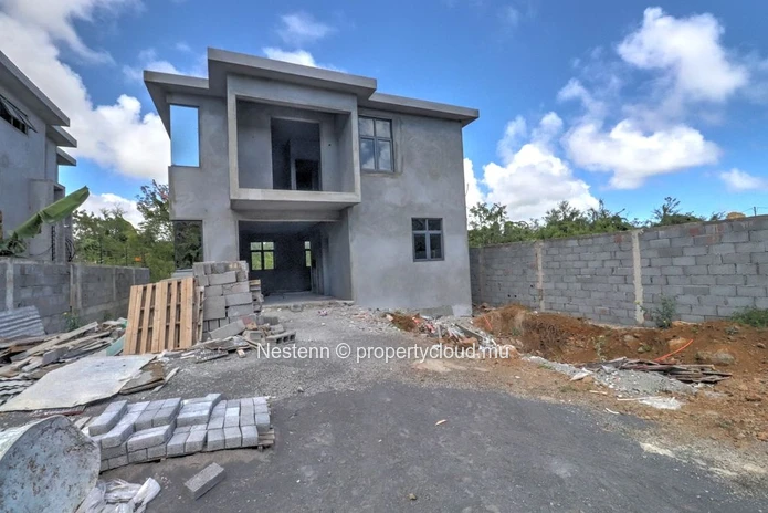 Villa duplex moderne avec 3 chambres à proximité des écoles et des commerces.