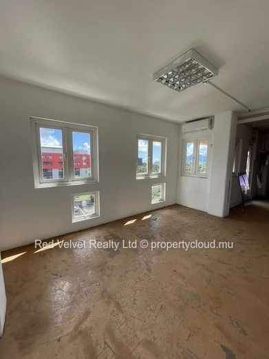 Large 4,000 sqft Office with Wraparound Balcony – Quatre Bornes