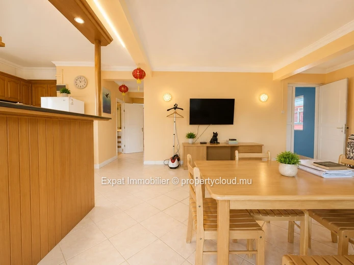 3-Bedroom Apartment with Shared Pool – 5 Minutes from the Beach in Flic-en-Flac