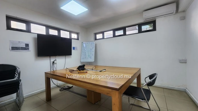 Spacious duplex office of 200 m² close to amenities