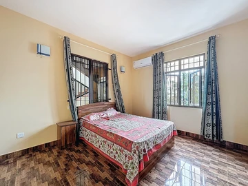 6 Bedroom House