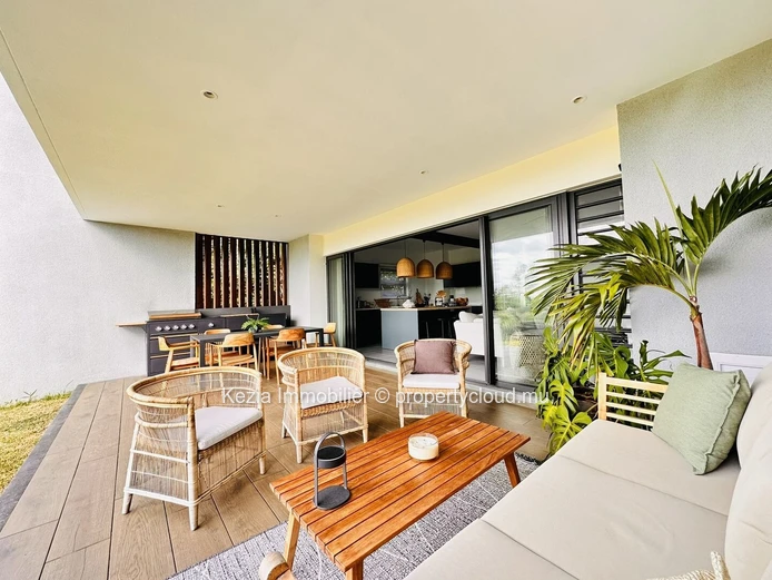 Contemporary Seafront Apartment