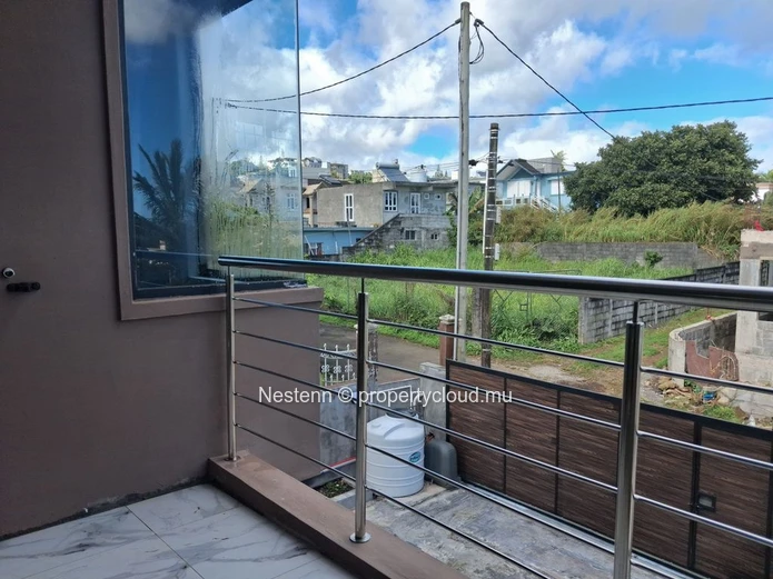 Maison neuve dans un quartier tranquille 