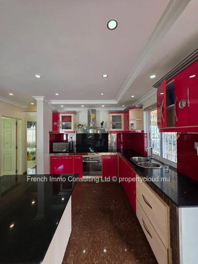 Villa de 5 chambres et bureau avec jardin et piscine a pereybere