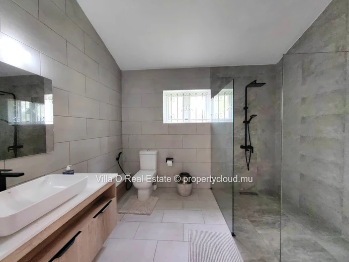 Dispo au 15 Janvier. Jolie pieds dans l'eau privatif pour cette belle villa spacieuse, fraichement rénovée, fonctionn...